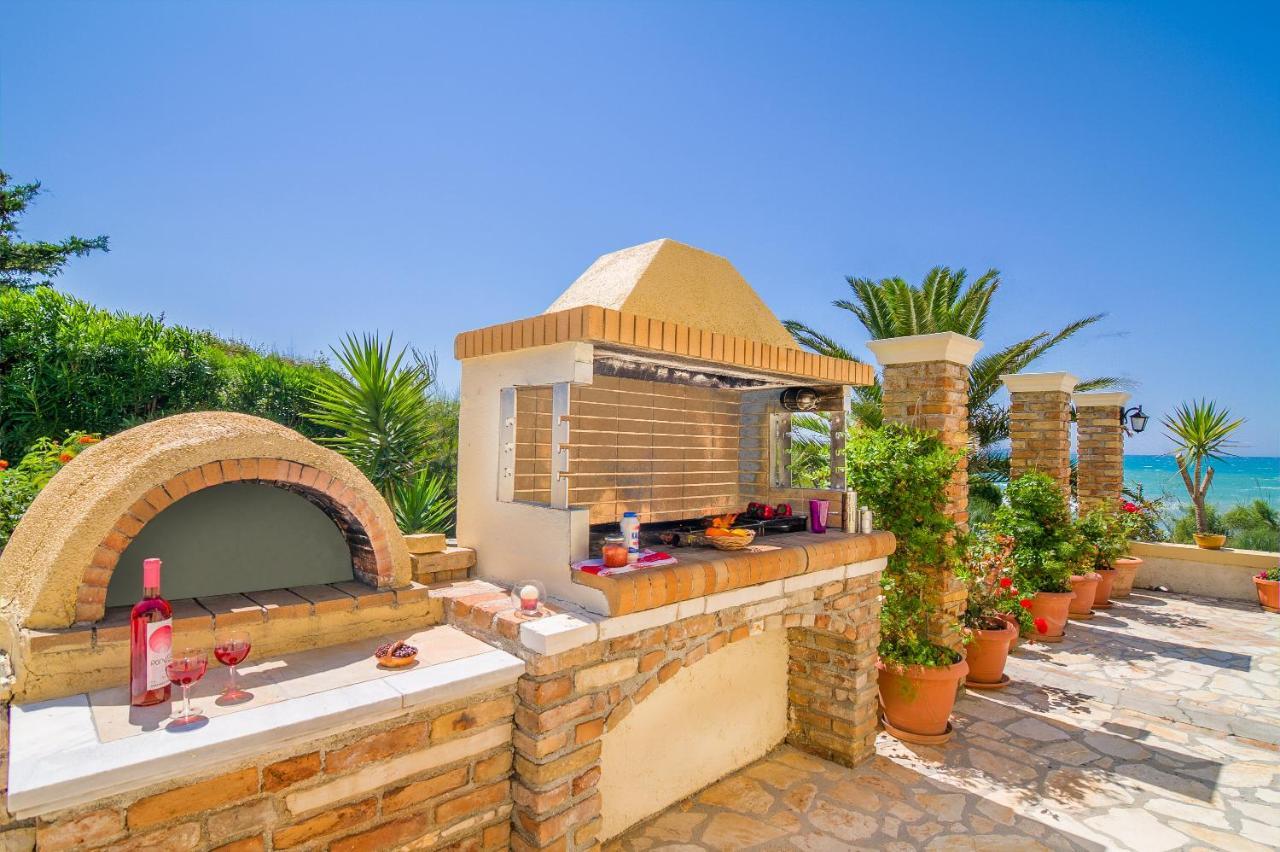 Beachfront Villa Victoras - With Private Beach ซีดารี ภายนอก รูปภาพ