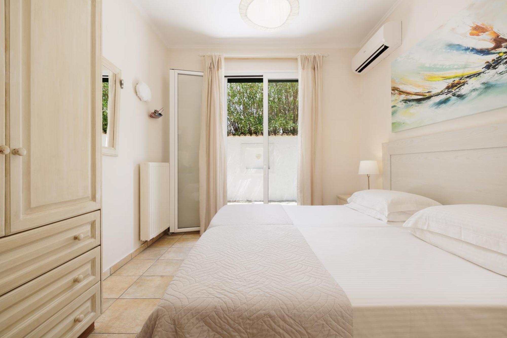 Beachfront Villa Victoras - With Private Beach ซีดารี ภายนอก รูปภาพ