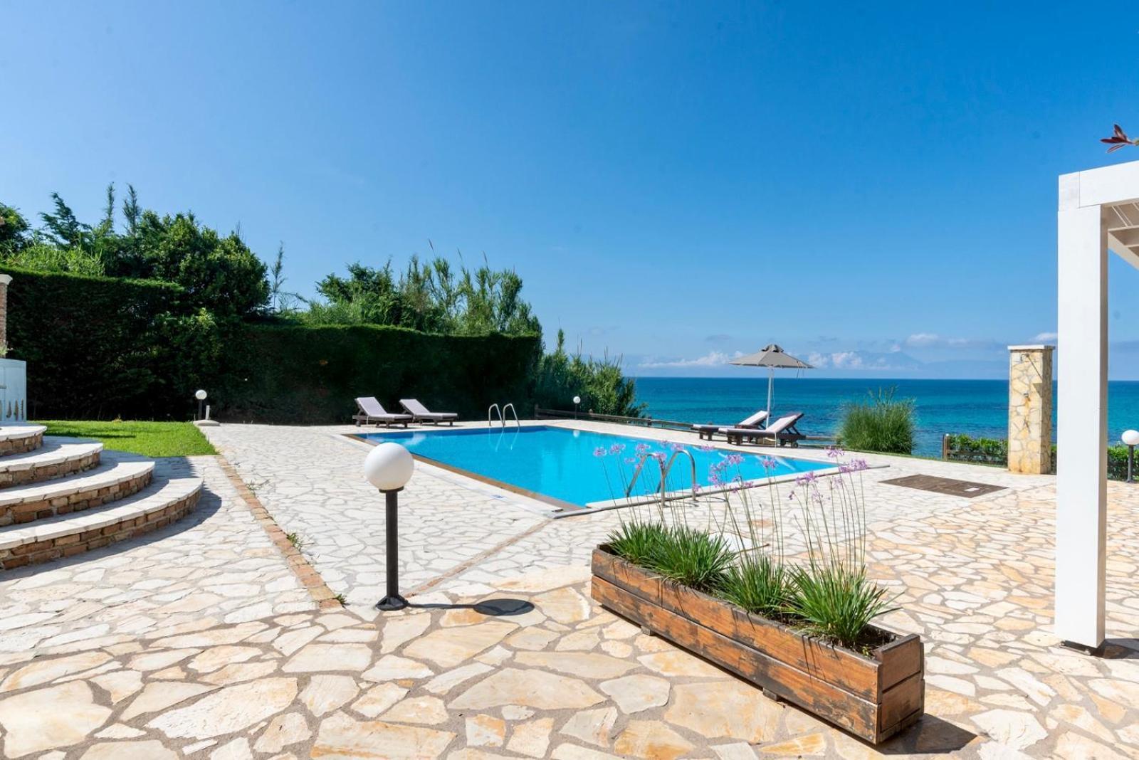 Beachfront Villa Victoras - With Private Beach ซีดารี ภายนอก รูปภาพ