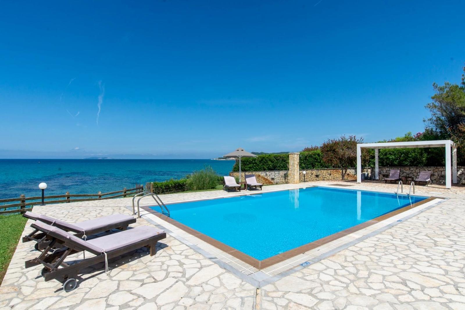 Beachfront Villa Victoras - With Private Beach ซีดารี ภายนอก รูปภาพ