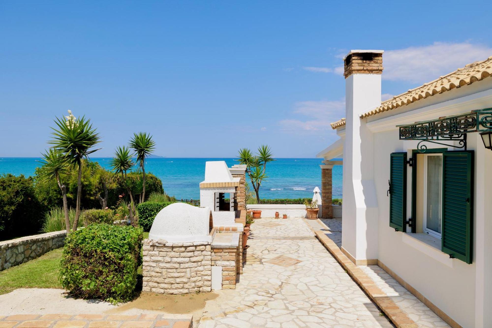Beachfront Villa Victoras - With Private Beach ซีดารี ภายนอก รูปภาพ