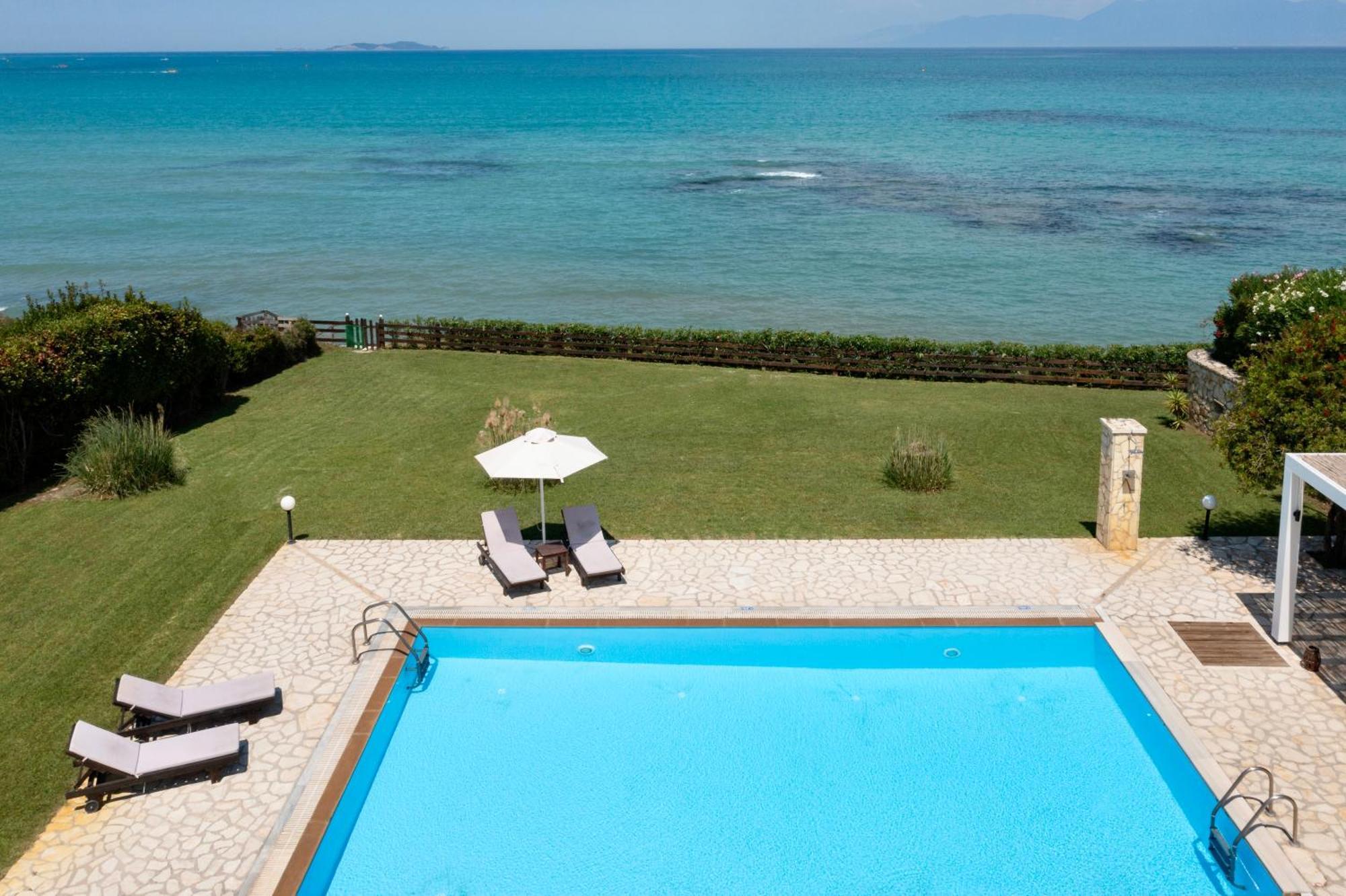 Beachfront Villa Victoras - With Private Beach ซีดารี ภายนอก รูปภาพ