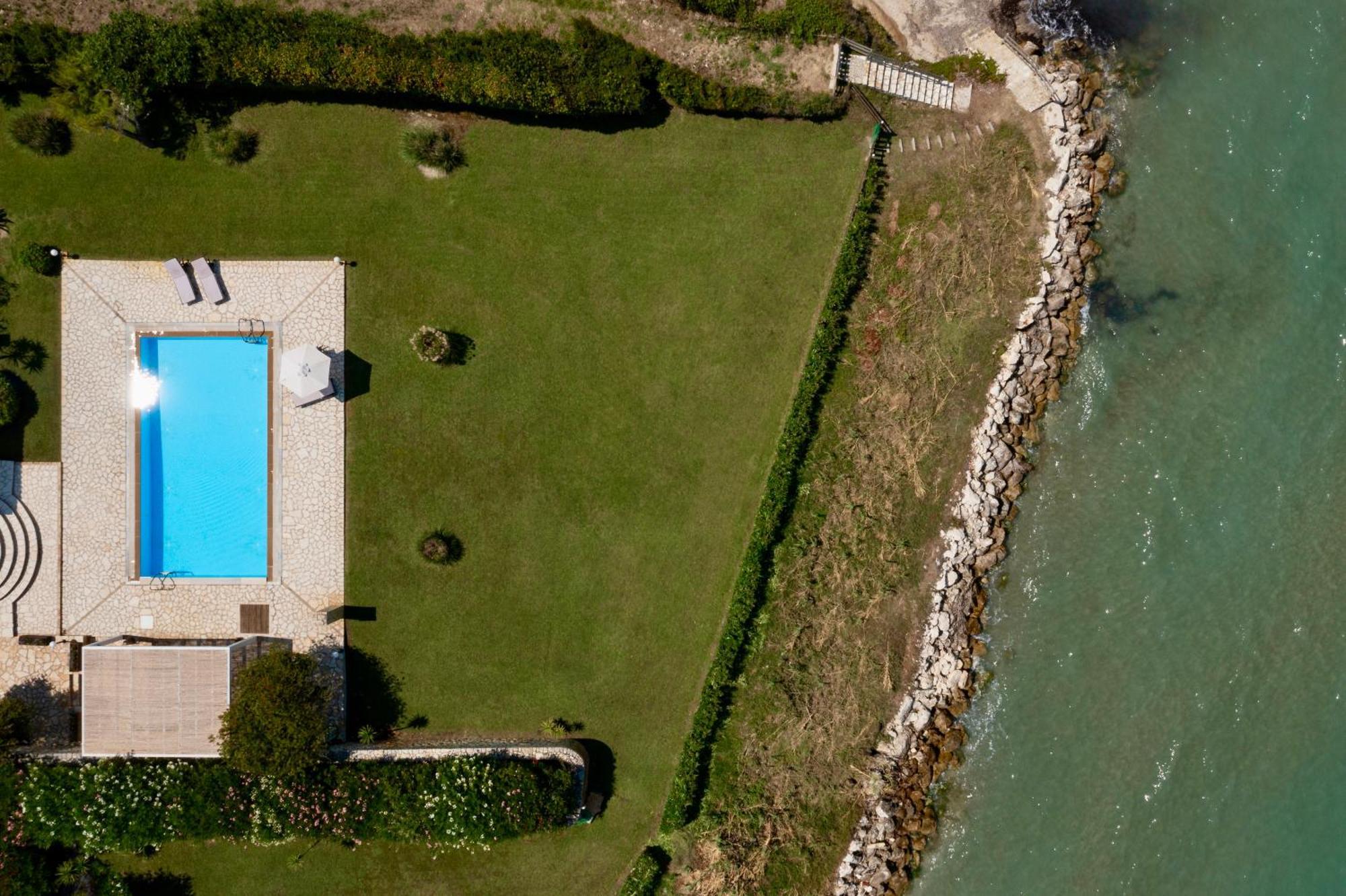 Beachfront Villa Victoras - With Private Beach ซีดารี ภายนอก รูปภาพ