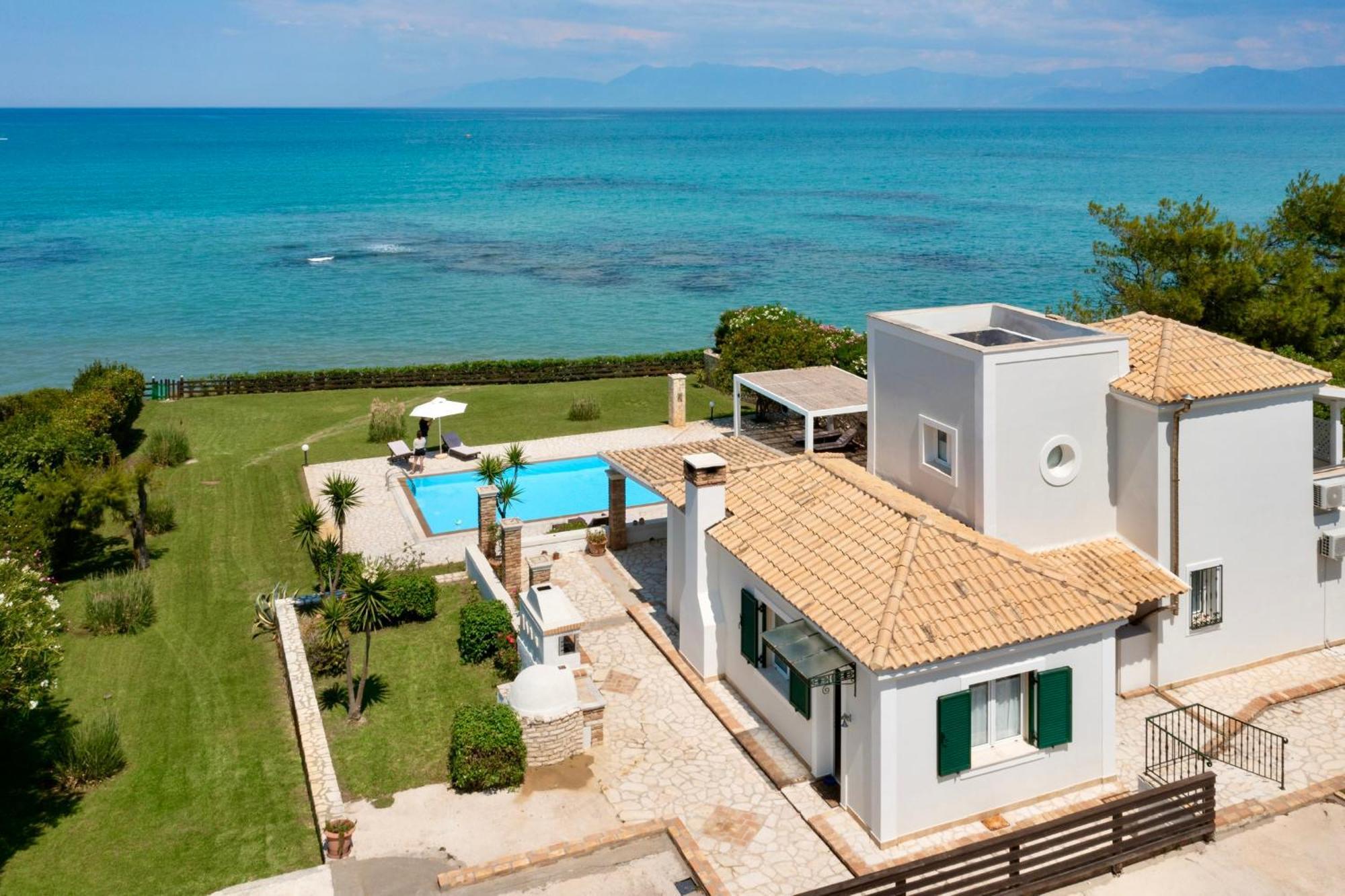 Beachfront Villa Victoras - With Private Beach ซีดารี ภายนอก รูปภาพ